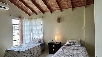 2 quartos, ferros/tábuas de passar roupa, berço de viagem