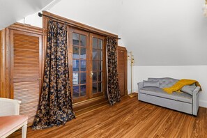 Smart-TV, Videospiele, Tischfußball, Bücher