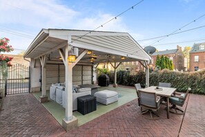 Outdoor dining - Beautiful Historic Soulard Home with Speakeasy and Game Room, next to AB Brewery (St. Louis)
