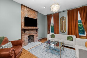 スマートテレビ、テレビゲーム、テーブルサッカー台、書庫