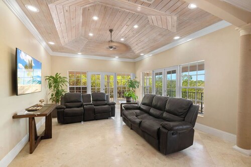 NEW 3 BDR villa near Jolly Hall beach and Turtle beach in Welcoming George Town