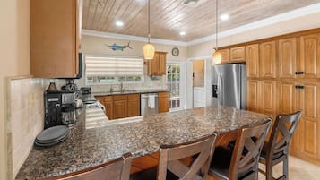 KĂŒhlschrank, Mikrowelle, Ofen, Herdplatte