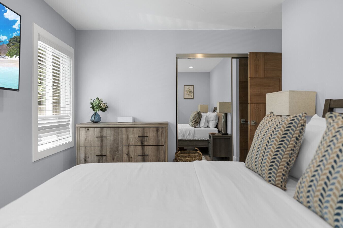 3 habitaciones, escritorio, tabla de planchar con plancha y wifi gratis 