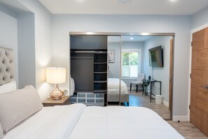 3 habitaciones, escritorio, tabla de planchar con plancha y wifi gratis
