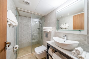 シャワー、ヘアドライヤー、タオル、石鹸