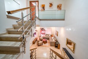 Smart-TV, Tischtennisplatte, Bücher