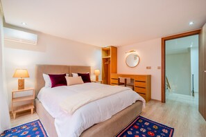 3 室のベッドルーム、デスク、アイロン / アイロン台、WiFi (無料)