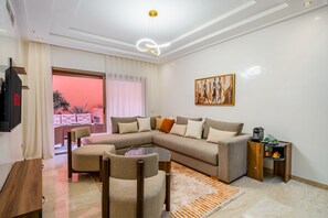 Smart-TV, Tischtennisplatte, Bücher