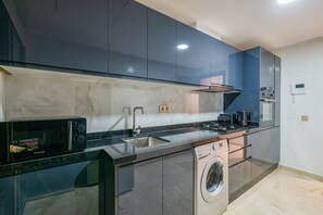 Kühlschrank, Mikrowelle, Ofen, Herdplatte