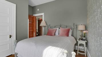 1 habitación, tabla de planchar con plancha, wifi gratis y ropa de cama