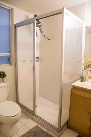 Dusche, Handtücher, Seife, Toilettenpapier