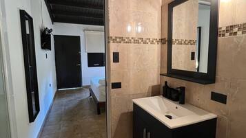 Haartrockner, Handtücher, Seife, Toilettenpapier