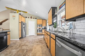 Jääkaappi, mikroaaltouuni, uuni, liesi