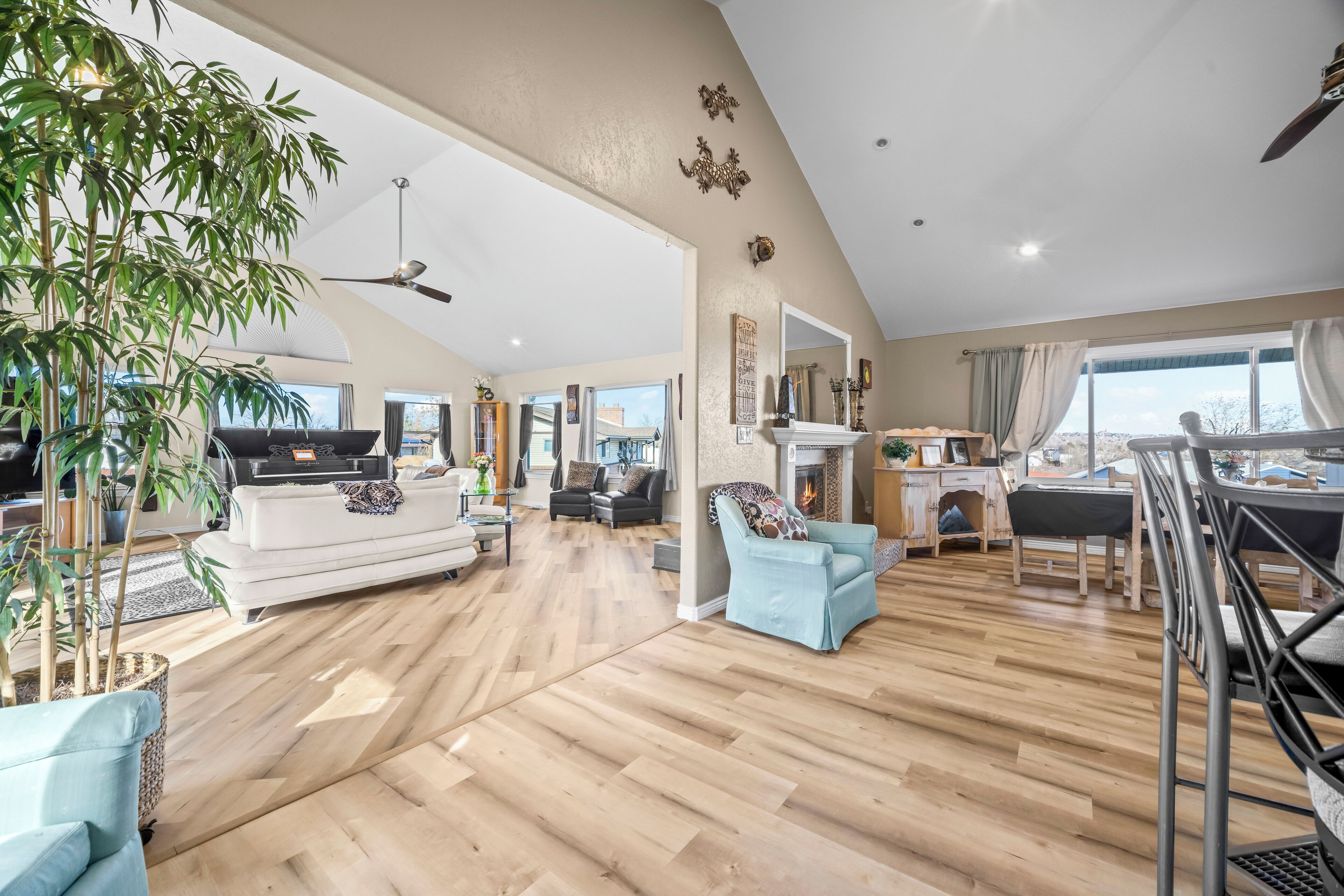 Älytelevisio, takka, videopelejä, DVD-soitin