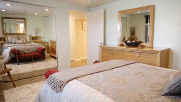 4 slaapkamers, een bureau, een strijkplank/strijkijzer, reisbedje