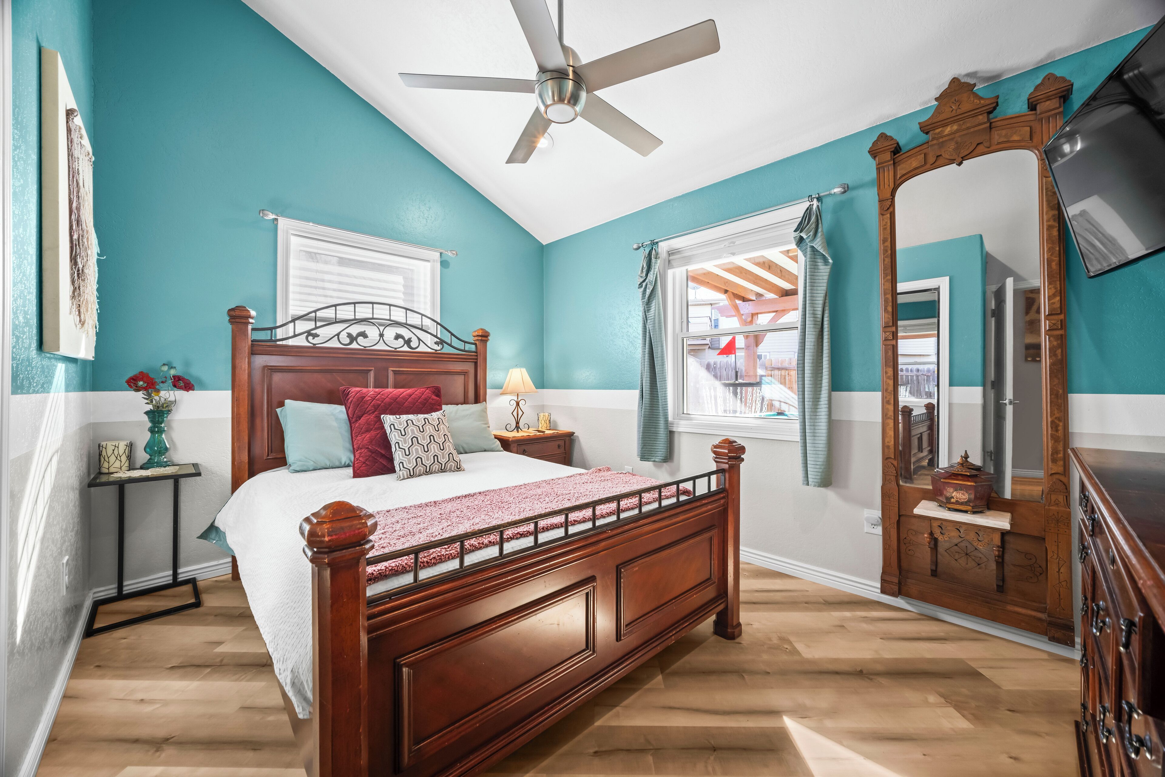 4 makuuhuonetta, työpöytä, silitysrauta/-lauta, vauvan matkasänky