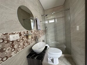 Comfort-lejlighed - parkudsigt | Badeværelse | Bruser, håndklæder, Sæbe, Toiletpapir