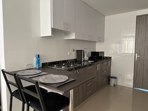 Apartamento conforto, vista para o parque | Cozinha privada | Micro-ondas, cooktop, lava-louças, talheres/pratos/utensílios de cozinha