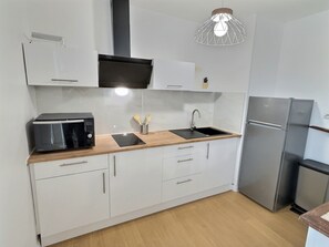 Micro-ondes, four, plaque de cuisson