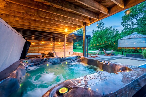 Outdoor spa tub