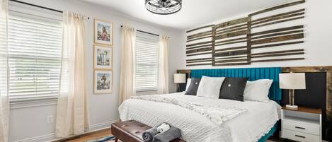 6 bedrooms, desk, iron/ironing board, travel cot