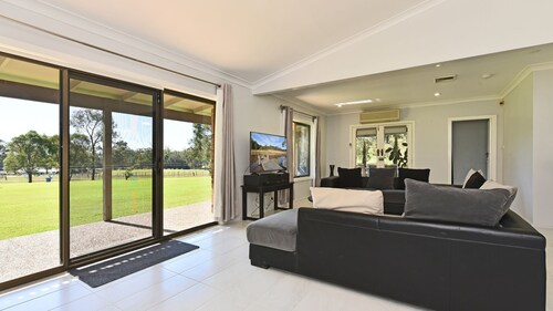 Blaxlands Kangaroo Homestead with Hot Tub walk to Concerts and Wineries