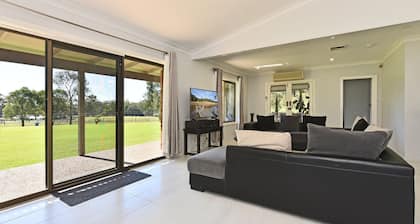 Blaxlands Kangaroo Homestead with Hot Tub walk to Concerts and Wineries