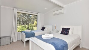 5 bedrooms, desk, iron/ironing board, travel cot - Blaxlands Kangaroo Homestead with Hot Tub walk to Concerts and Wineries (Pokolbin)
