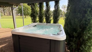 Outdoor spa tub - Blaxlands Kangaroo Homestead with Hot Tub walk to Concerts and Wineries (Pokolbin)