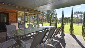 Outdoor dining - Blaxlands Kangaroo Homestead with Hot Tub walk to Concerts and Wineries (Pokolbin)