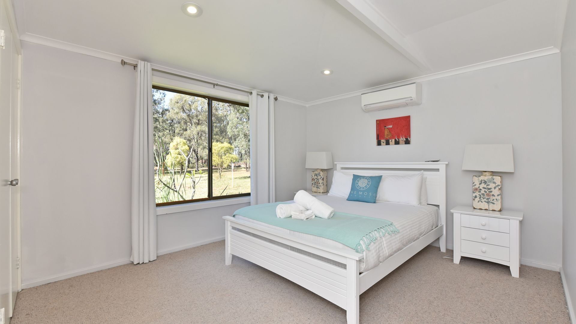 5 makuuhuonetta, työpöytä, silitysrauta/-lauta, vauvan matkasänky