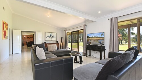 Blaxlands Kangaroo Homestead with Hot Tub walk to Concerts and Wineries