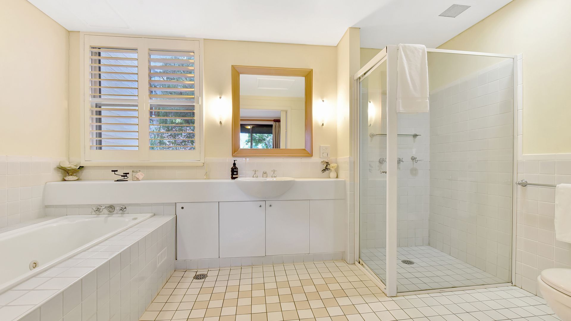 Shower, jetted bath, hair dryer