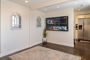 Interior - Inspire. SF City View. Free parking inside the compound. Near downtown (Oakland)