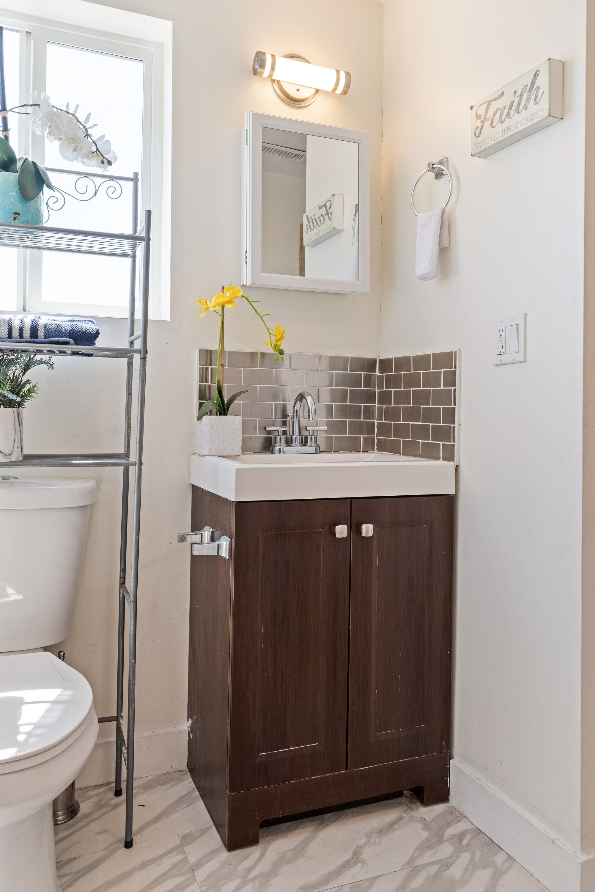 Haartrockner, Handtücher, Seife, Toilettenpapier