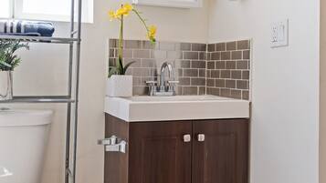 Haartrockner, Handtücher, Seife, Toilettenpapier