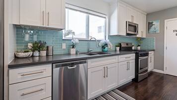 Fridge, microwave, dishwasher, cookware/dishes/utensils