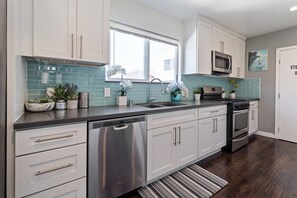 Fridge, microwave, dishwasher, cookware/dishes/utensils - Inspire. SF City View. Free parking inside the compound. Near downtown (Oakland)