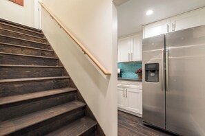 Interior - Inspire. SF City View. Free parking inside the compound. Near downtown (Oakland)