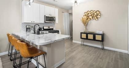 Spacious 3-bedroom apartment near downtown, FREE PARKING