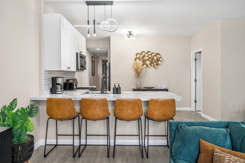 Spacious 3-bedroom apartment near downtown, FREE PARKING