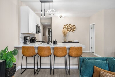 Spacious 3-bedroom apartment near downtown, FREE PARKING