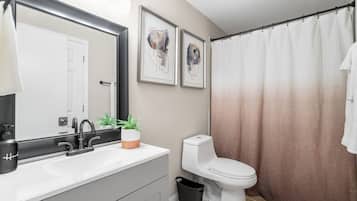 Een douche, een haardroger, handdoeken, zeep