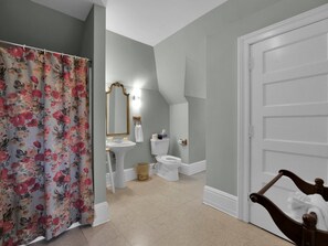 Sèche-cheveux, serviettes fournies, savon, shampoing