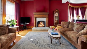 Smart TV y chimenea 