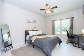 3 Schlafzimmer, Schreibtisch, Bügeleisen/Bügelbrett, WLAN