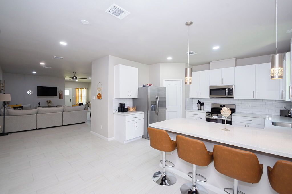 Kjøleskap, mikrobølgeovn, ovn og kokeplater