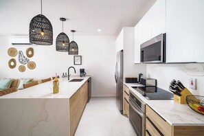 Fridge, microwave, oven, stovetop - Walk to Beach, NEW LUX Villa, Pool ! Near Holetown (Lower Carlton)