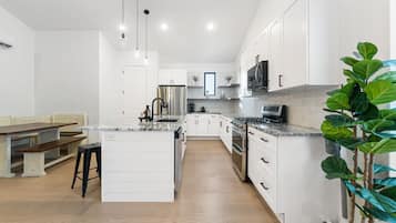 Réfrigérateur, micro-ondes, four, plaque de cuisson