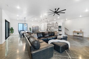 Smart TV, chimenea, futbolito y tenis de mesa 